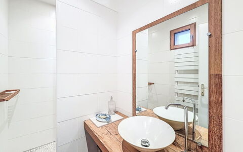 Kervourden: Sol, Luminaire Plomberie, Salle De Bains, Design Intérieur, Sol, Robinet, Évier, Lavabo, Plomberie, Miroir