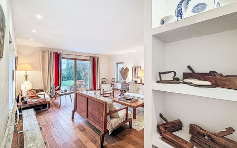 Kervourden: Meubles, Design Intérieur, Sol, Bois, Sol, Plafond, Pièce, Salon, Parquet, Éclairage