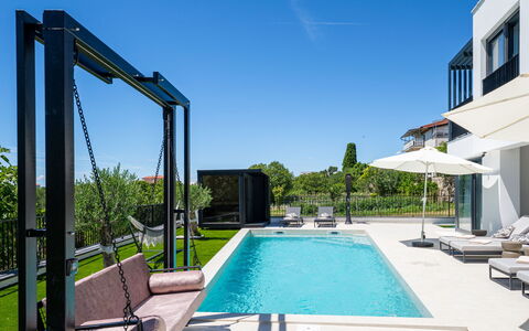 Loparia: Piscine, Loisir, Composite, Mobilier De Jardin, Recours, Ombre, Eco Hôtel, Aménagement Paysager, Biens, Villa