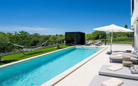 Loparia: Piscine, L'Eau, Recours, Mobilier De Jardin, Loisir, Composite, Eco Hôtel, Ombre, Aménagement Paysager, Caractéristique De L'Eau