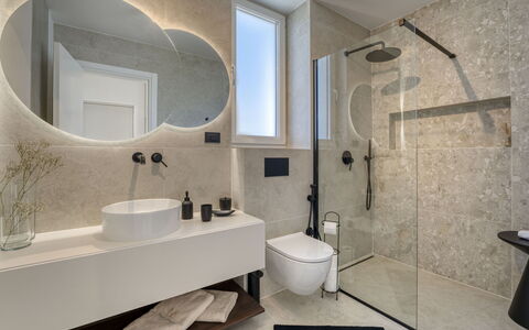 Loparia: Sol, Design Intérieur, Mur, Luminaire Plomberie, Salle De Bains, Sol, Miroir, Lavabo, Évier, Robinet