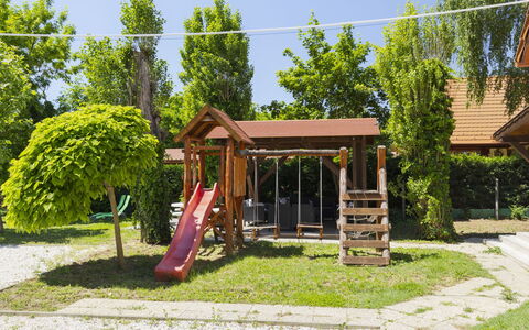Petka: Bois, Toboggan, Équipement Extérieur Play, Espace Public, Ombre, Jardin, Loisir, Pelouse, Arrière-Cour, Terrain De Jeux