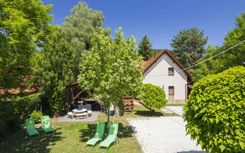 Petka: Chalet, Jardin, Ombre, Pelouse, Cour, Arrière-Cour, Aménagement Paysager, Mobilier De Jardin, Ferme, Eco Hôtel