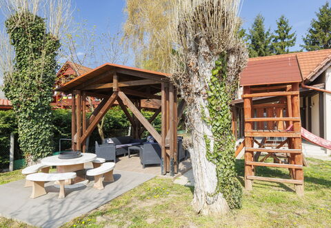 Petka: Bois, Ombre, Jardin, Chalet, Arrière-Cour, Loisir, Structure En Plein Air, Cour, Batiments Jardin, Aménagement Paysager