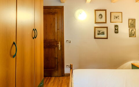 Fresia: Lit, Meubles, Design Intérieur, Chambre, Mur, Sol, Sol, Drap De Lit, Bois, Literie