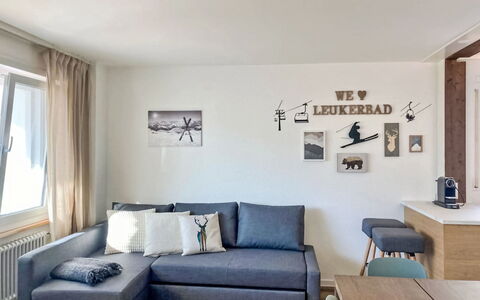 Leukerbad 780: Meubles, Design Intérieur, Canapé, Mur, Sol, Sol, Pièce, Bois, Salon, Appartement