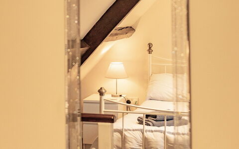 Robins Nest: Design Intérieur, Éclairage, Pièce, Chambre, Plafond, Miroir, Lit, Luminaire, Literie, Lampe