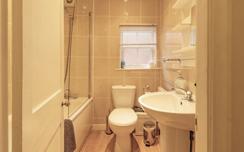 Robins Nest: Siège De Toilette, Salle De Bains, Toilette, Luminaire Plomberie, Lavabo, Sol, Mur, Évier, Sol, Design Intérieur