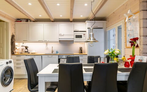 Villa Loisto: Sol, Design Intérieur, Bois, Plafond, Meubles, Sol, Cuisine, Comptoir, Parquet, Éclairage