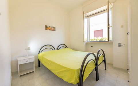 Villetta Bluette, Marina di Mancaversa: Lit, Chambre, Sol, Design Intérieur, Sol, Drap De Lit, Literie, Pièce, Plafond, Cadre De Lit