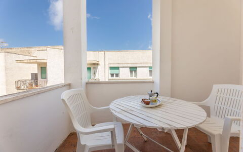 Appartamento Smeraldo, Gallipoli: Appartement, Meubles, Sol, Balcon, Chaise, Mobilier De Jardin, Table Basse, Hôtel, Daylighting