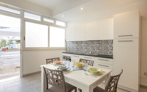 Appartamento Monomare, Gallipoli: Sol, Design Intérieur, Sol, Meubles, Cuisine, Comptoir, Principaux Appliance, Plafond, Appartement, Pièce