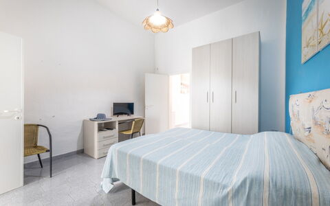 Casa Marinella, Marina di Mancaversa: Meubles, Mur, Design Intérieur, Chambre, Lit, Drap De Lit, Sol, Sol, Literie, Plafond
