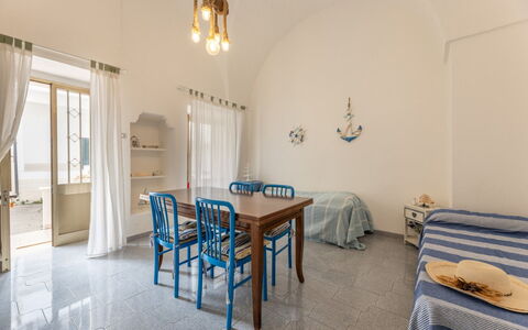 Casa Marinella, Marina di Mancaversa: Sol, Sol, Plafond, Design Intérieur, Meubles, Pièce, Chaise, Salle, Tuile