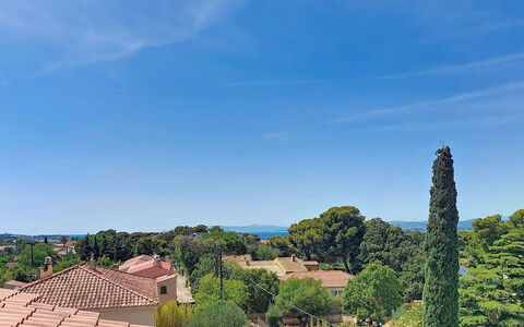 Les Jardins du Soleil: Ciel, Bleu, Jour, Arbre, Zone Résidentielle, Toit, Domicile, Banlieue, Biens, Village