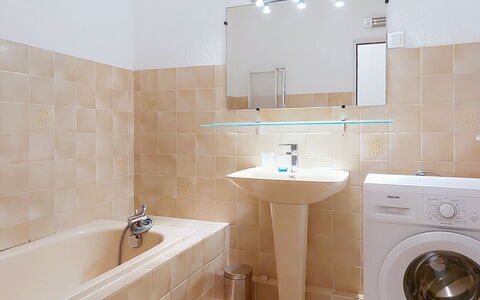 Les Jardins du Soleil: Salle De Bains, Sol, Luminaire Plomberie, Design Intérieur, Mur, Sol, Évier, Robinet, Lavabo, Plomberie