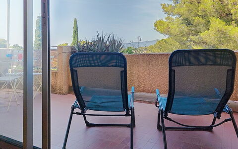 Les Jardins du Soleil: Meubles, Chaise, Mobilier De Jardin, Tableau De Plein Air, Ombre, Chaise Pliante, Balcon, Tache De Bois, Table Basse, Eco Hôtel