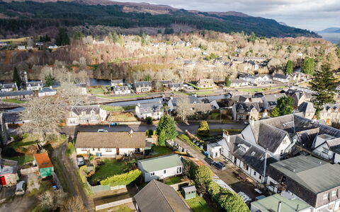 The Chalet: Zone Résidentielle, Photographie Aérienne, Vue Du Ciel, Toit, Paysage, Maison, Quartier, Banlieue, Domicile, Zone Rurale