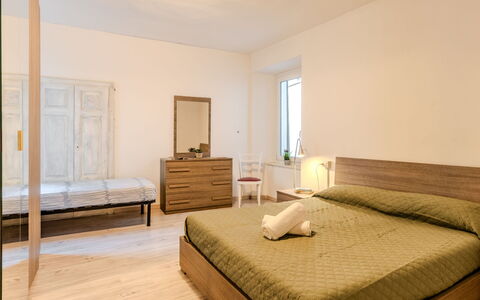 Centro Storico Porlezza: Meubles, Lit, Design Intérieur, Sol, Chambre, Sol, Mur, Literie, Drap De Lit, Bois