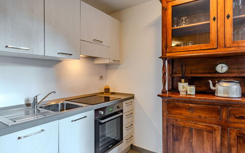 Centro Storico Porlezza: Cabinetry, Comptoir, Cuisine, Meubles, Appareil De Cuisine, Bois, Design Intérieur, Sol, Principaux Appliance, Placard