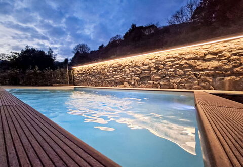 Domaso 703: Piscine, Composite, Crépuscule, Recours, Eco Hôtel, Caractéristique De L'Eau, Éclairage Paysager, Conception, Soirée, Aménagement Paysager