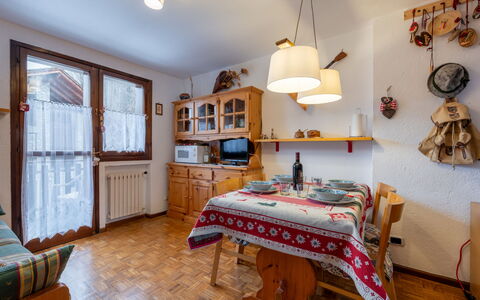 Maisonette Grand Soleil: Design Intérieur, Meubles, Bois, Pièce, Plafond, Sol, Sol, Domicile, Cabinetry, Appartement