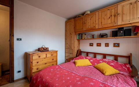 Maisonette Grand Soleil: Meubles, Lit, Design Intérieur, Chambre, Drap De Lit, Literie, Bois, Pièce, Tiroir, Sol