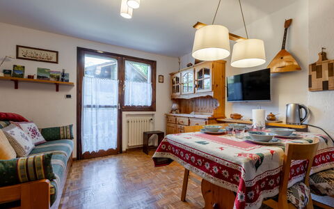 Maisonette Grand Soleil: Mur, Bois, Design Intérieur, Meubles, Domicile, Pièce, Plafond, Appartement, Salon, Tache De Bois