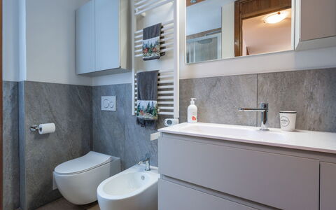 Maisonette Grand Soleil: Salle De Bains, Luminaire Plomberie, Sol, Évier, Lavabo, Sol, Design Intérieur, Toilette, Siège De Toilette, Robinet