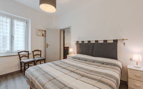 Catherine: Lit, Meubles, Design Intérieur, Chambre, Literie, Drap De Lit, Bois, Sol, Pièce, Plafond