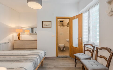 Catherine: Meubles, Design Intérieur, Sol, Bois, Sol, Chambre, Lit, Pièce, Plafond, Textile