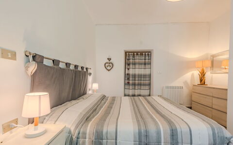 Catherine: Meubles, Lit, Design Intérieur, Literie, Chambre, Drap De Lit, Mur, Pièce, Linge, Bois