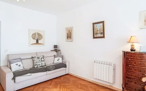 Catherine: Meubles, Design Intérieur, Sol, Sol, Canapé, Mur, Pièce, Bois, Salon, Parquet