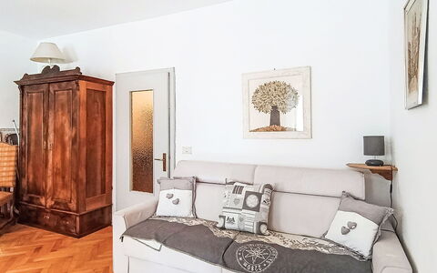 Catherine: Meubles, Design Intérieur, Sol, Canapé, Mur, Sol, Bois, Pièce, Salon, Éclairage