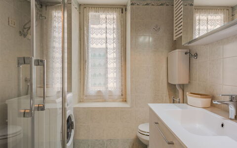 Catherine: Salle De Bains, Lavabo, Luminaire Plomberie, Design Intérieur, Mur, Évier, Sol, Sol, Robinet, Toilette