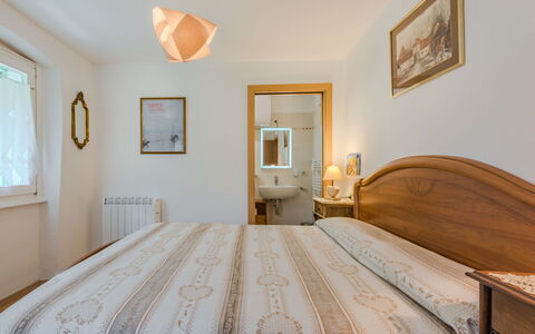 Catherine: Lit, Meubles, Design Intérieur, Chambre, Mur, Drap De Lit, Literie, Bois, Plafond, Pièce