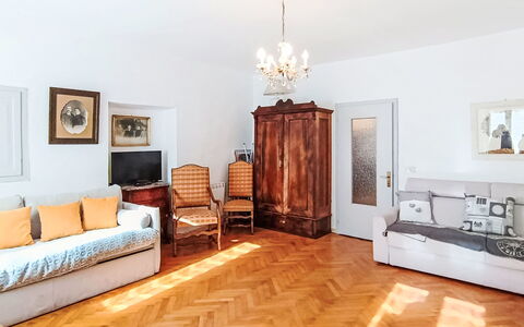 Catherine: Meubles, Design Intérieur, Sol, Mur, Sol, Bois, Canapé, Pièce, Appartement, Salon