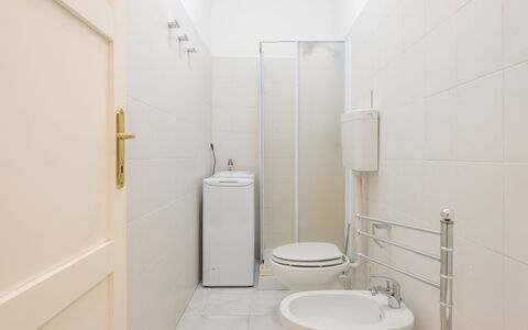 Parigi: Siège De Toilette, Sol, Mur, Toilette, Sol, Luminaire Plomberie, Design Intérieur, Salle De Bains, Pièce, Plomberie