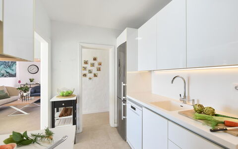 El Veril: Cuisine, Comptoir, Appareil De Cuisine, Design Intérieur, Sol, Principaux Appliance, Cabinetry, Bois, Évier, Meubles