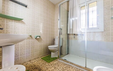 Tomas de Victoria: Sol, Sol, Luminaire Plomberie, Salle De Bains, Design Intérieur, Toilette, Siège De Toilette, Tuile, Plomberie