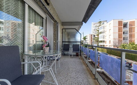 Tomas de Victoria: Appartement, Zone Résidentielle, Balcon, Condominium, Ombre, Balustrade, Daylighting, Clôture, Hôtel