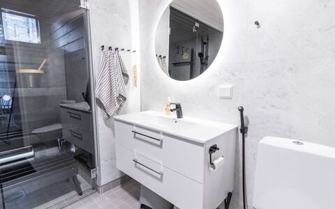 Soutaja Lodge: Sol, Design Intérieur, Luminaire Plomberie, Sol, Armoire De Toilette, Évier, Lavabo, Salle De Bains, Robinet, Plafond