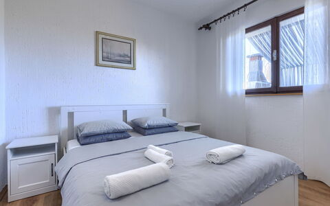 Majoli: Lit, Chambre, Bois, Literie, Drap De Lit, Meubles, Domicile, Design Intérieur, Sol, Cadre De Lit