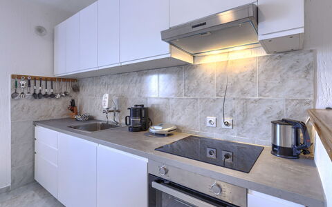 Majoli: Appareil De Cuisine, Cuisine, Comptoir, Principaux Appliance, Cabinetry, Électroménager, Cuisinière, Sol, Evier, Design Intérieur