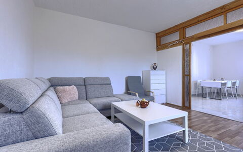 Majoli: Sol, Meubles, Sol, Design Intérieur, Bois, Canapé, Plafond, Salon, Pièce, Éclairage
