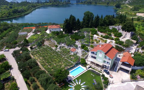 Solo: Arbuste, Zone Résidentielle, Domicile, Biens, Jardin, Pelouse, Aménagement Paysager, Cour, Manoir, Villa
