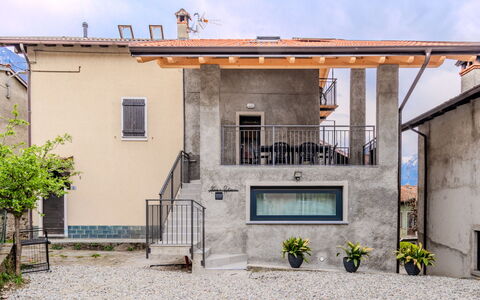 Colico 132: Mur, Domicile, Maison, Façade, Porte, Zone Résidentielle, Chalet, Balcon, Béton, Escaliers