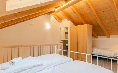 Riflessi 132.3: Bois, Plafond, Design Intérieur, Chambre, Lit, Dur, Tache De Bois, Cadre De Lit, Literie, Grenier