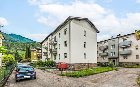 Livia: Bâtiment, Zone Résidentielle, Quartier, Maison, Domicile, Établissements Humains, Appartement, Banlieue, Balcon, Allée