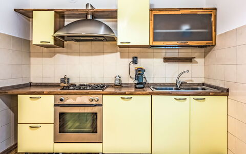Livia: Bois, Design Intérieur, Principaux Appliance, Cabinetry, Appareil De Cuisine, Pièce, Cuisine, Appartement, Tiroir, Cuisinière